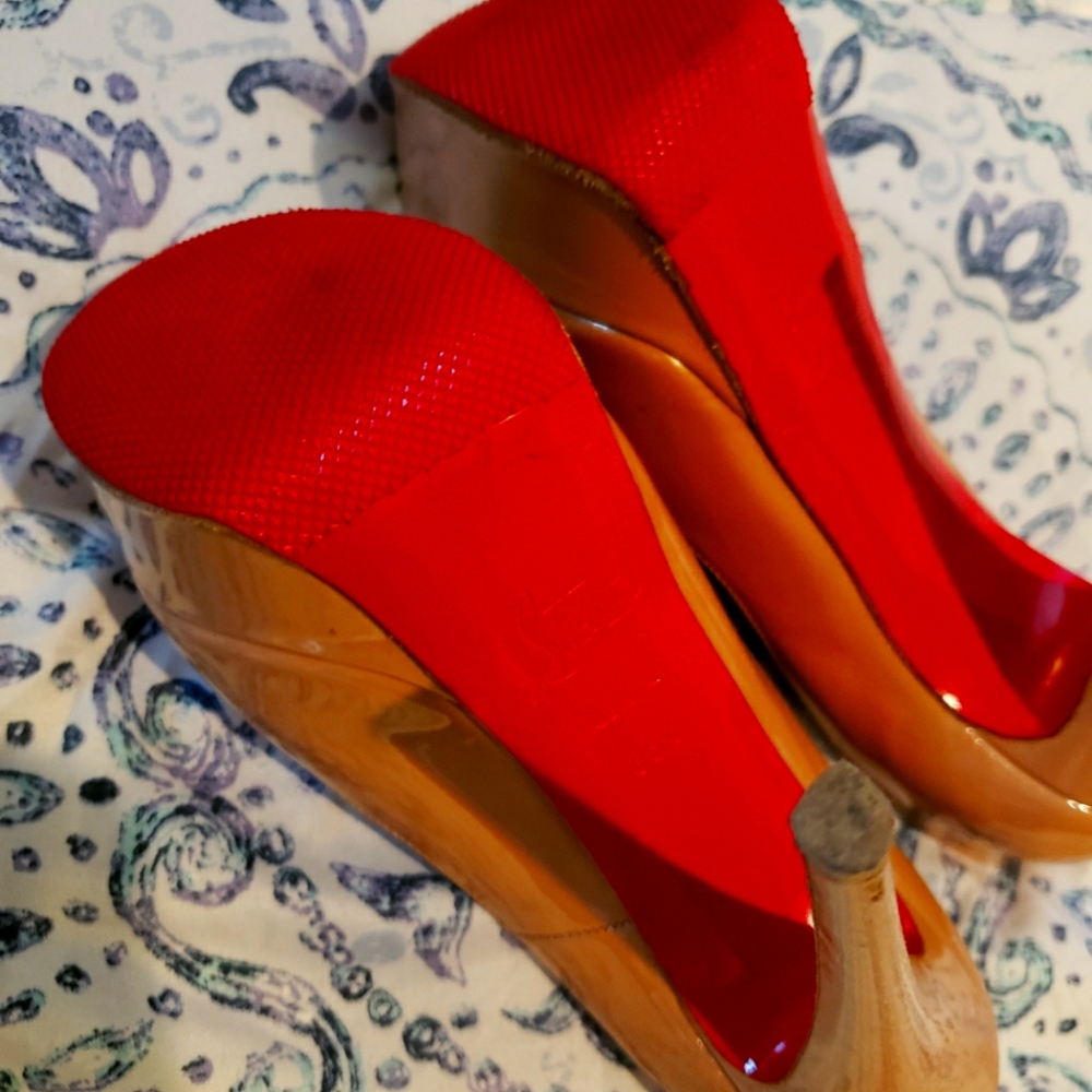 👏😮 Great Condition !! Great Purchase!! Wont Last Long!!! ☆Red Bottoms! No Box!